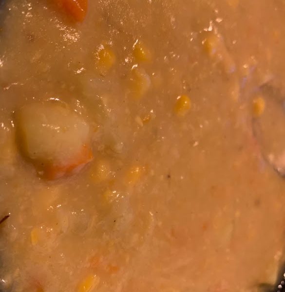 Cremige Suppe mit Kartoffel und Mais stückchen