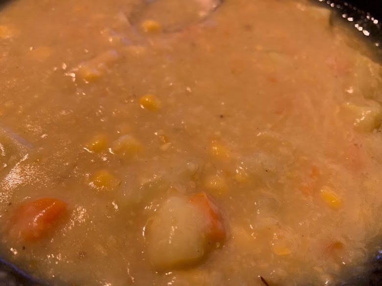 Cremige Suppe mit Kartoffel und Mais stückchen